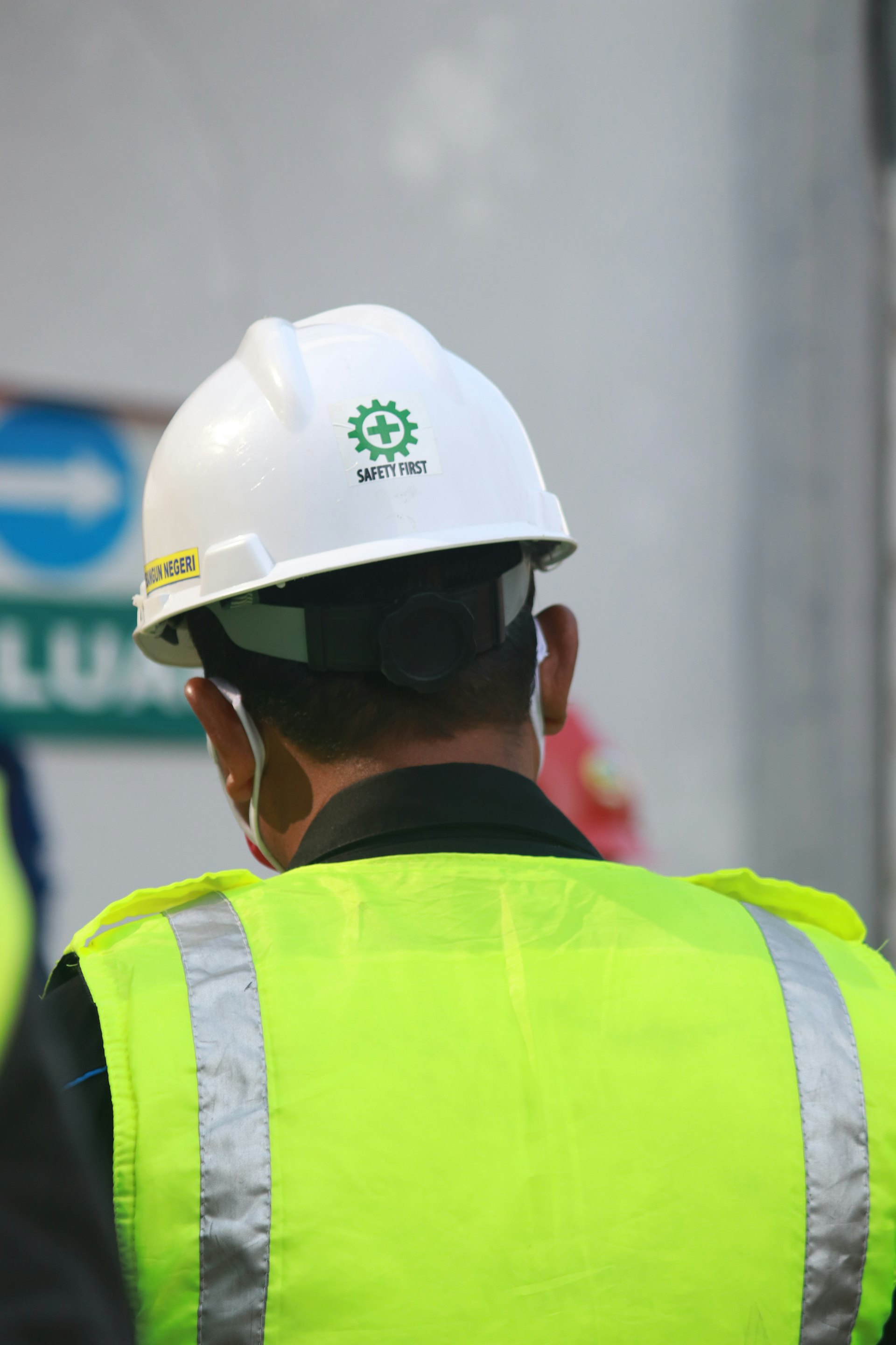 Trabajador con casco blanco y chaleco reflectante