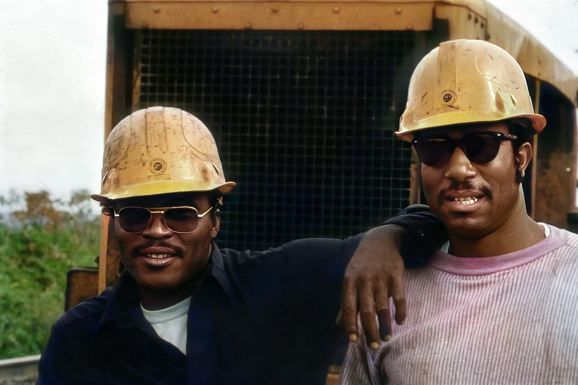 Dos profesionales con casco en una obra